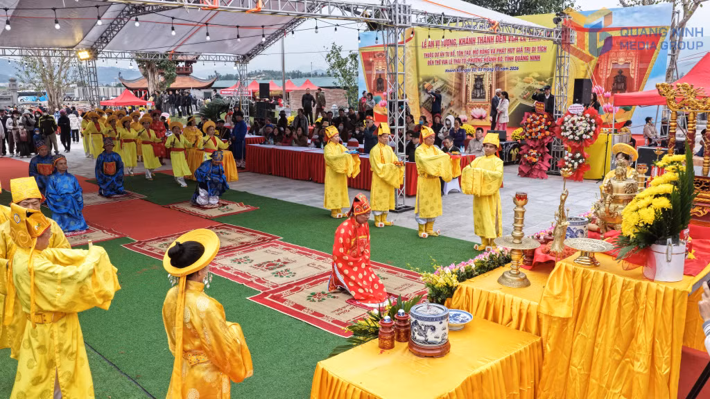 Nghi lễ tế trang trọng tại sân đền do các đội tế nam, nữ thực hiện.