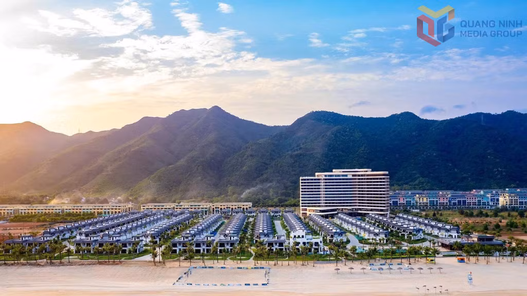 Khu tổ hợp nghỉ dưỡng Sonasea nhìn từ trên cao.