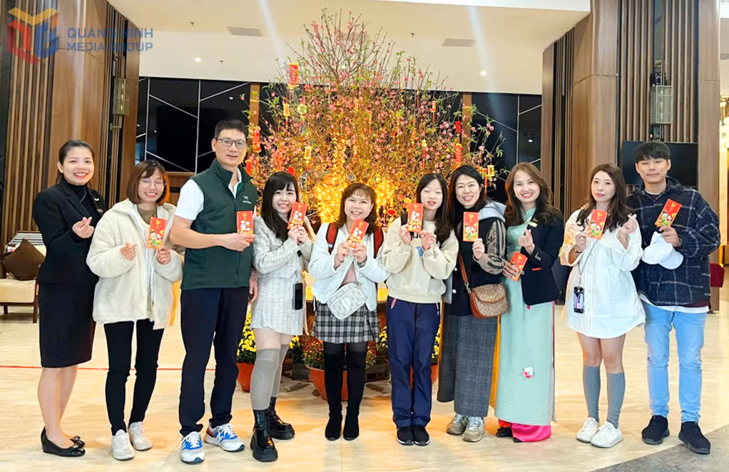 Du khách thưởng thức Tết cổ truyền ở khách sạn Mường Thanh Grand Hạ Long và các khách sạn lớn đều được chào đón nhiệt tình và nhận nhiều ưu đãi.