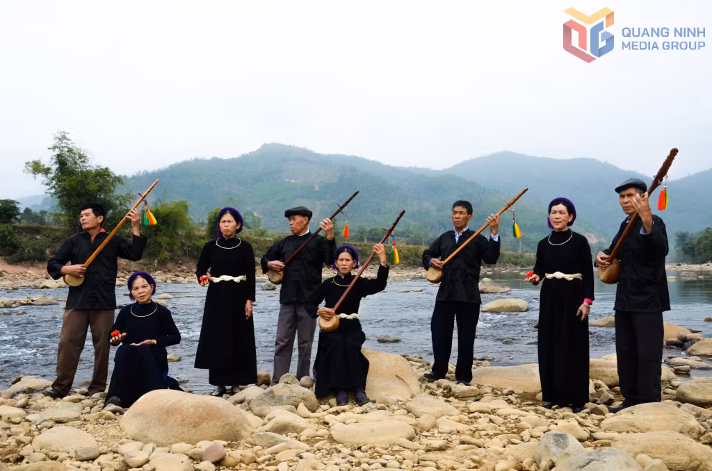 Hát then từ chỗ là nghi lễ tâm linh được cải biên thành then văn nghệ và dần đưa ra bên ngoài phủ điện.