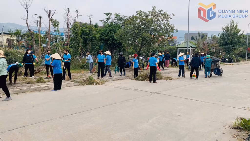 Phụ nữ phường Cẩm Phả ra quân bảo vệ môi trường.