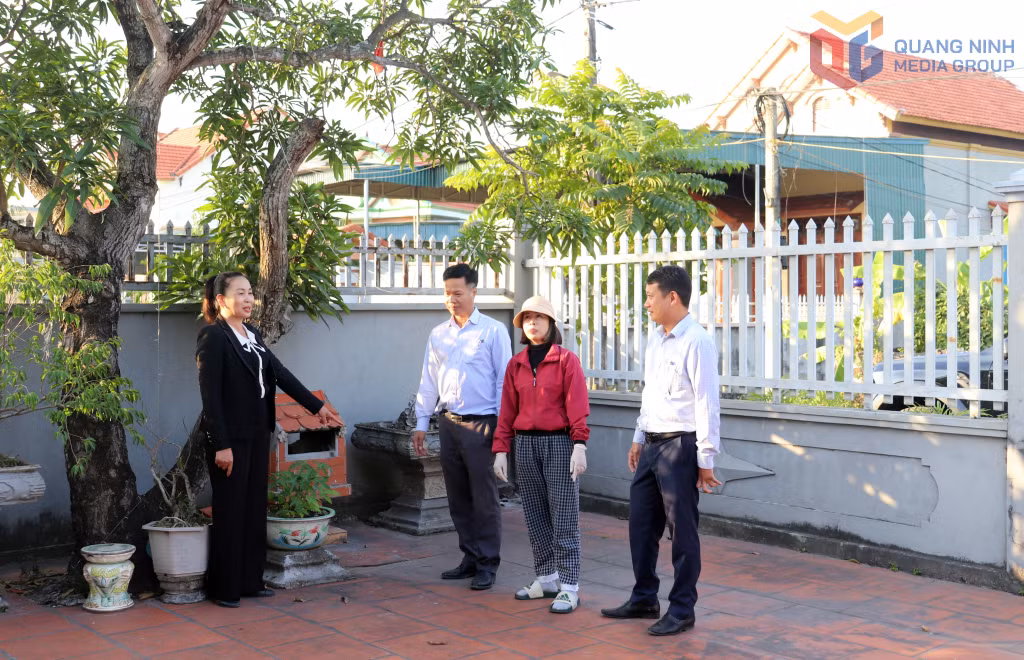 Bà Ngô Thị Luyến (ngoài cùng, bên trái), Bí thư Chi bộ, Trưởng khu Hà An 13, tự nguyện hiến 20m2 đất ở để phục vụ mở rộng tuyến đường liên khu.