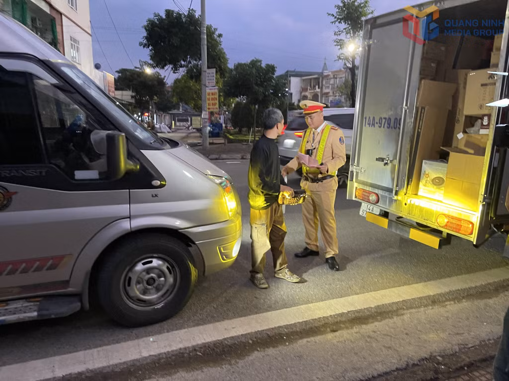 Cùng với tuần tra kiểm soát, CBCS phòng CSGT cùng tăng cường tuyên truyền cho đội ngũ lái xe không vận chuyển hàng hóa không rõ nguồn gốc xuất xứ.
