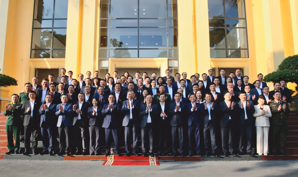 Tổng Bí thư Tô Lâm và Thủ tướng Chính phủ Phạm Minh Chính cùng Đoàn công tác chụp ảnh cùng lãnh đạo tỉnh Quảng Ninh.