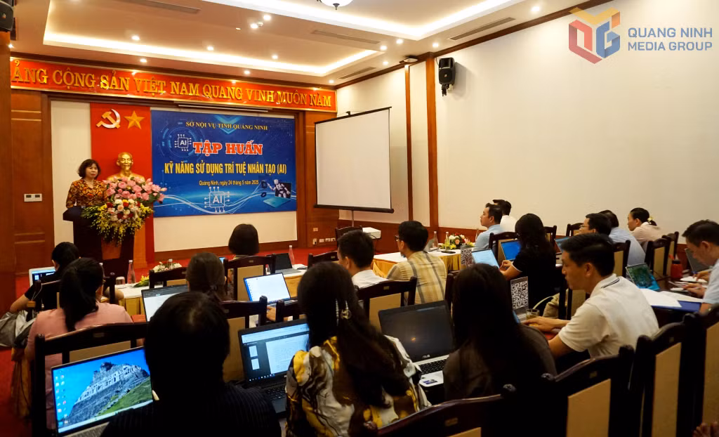 Cán bộ, công chức, viên chức Sở Nội vụ tham gia lớp tập huấn kỹ năng sử dụng trí tuệ nhân tạo AI.