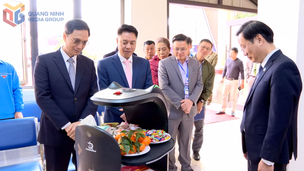 Phường Mông Dương đưa Robot AI vào hoạt động tại Trung tâm Phục vụ hành chính công.