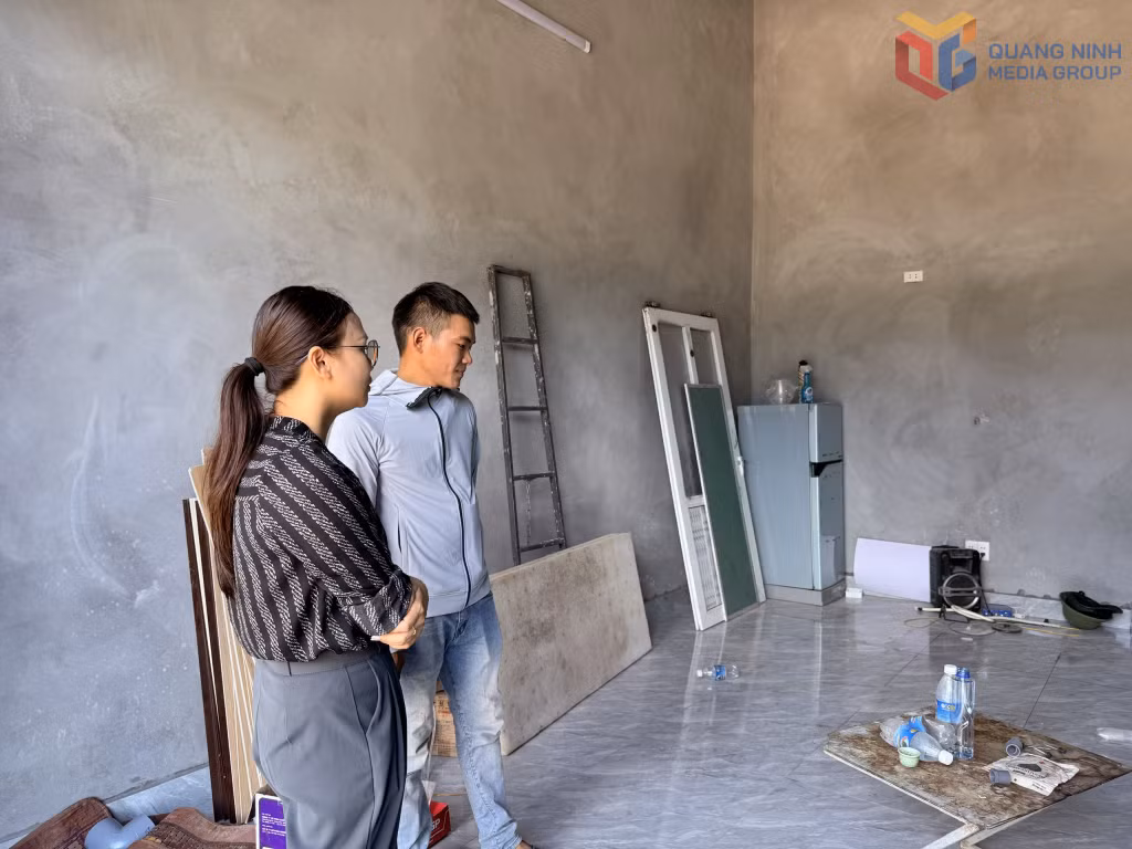 Anh Đặng Tiến Phong, thôn Lục Chắn, xã Hải Sơn, trò chuyện cùng cán bộ MTTQ xã trong ngôi nhà mới.