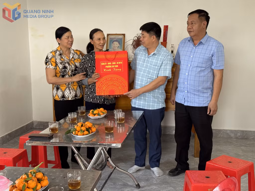 Ủy ban MTTQ phường An Sinh trao tặng quà cho hộ có hoàn cảnh khó khăn trên địa bàn phường.