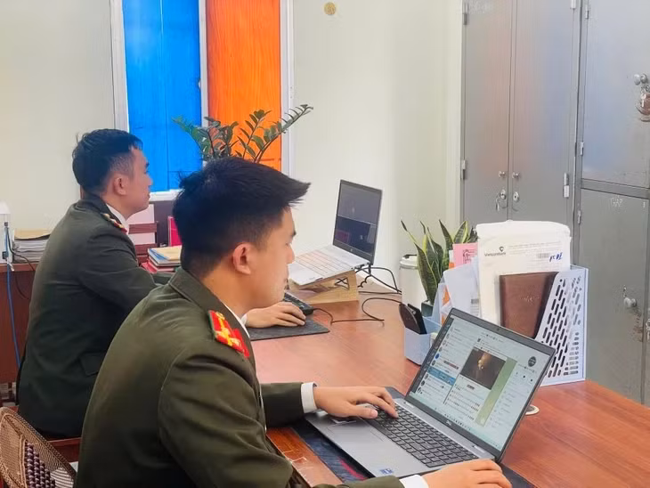 Cán bộ Công an tỉnh Hà Tĩnh sử dụng các biện pháp nghiệp vụ để đấu tranh tội phạm trên không gian mạng - Ảnh: Công an cung cấp