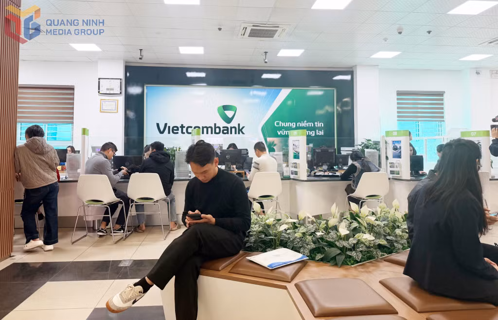 Khách hàng giao dịch tại Vietcombank Quảng Ninh.