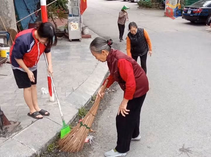 Người dân khu 6, phường Hạ Long dọn dẹp vệ sinh đường phố.