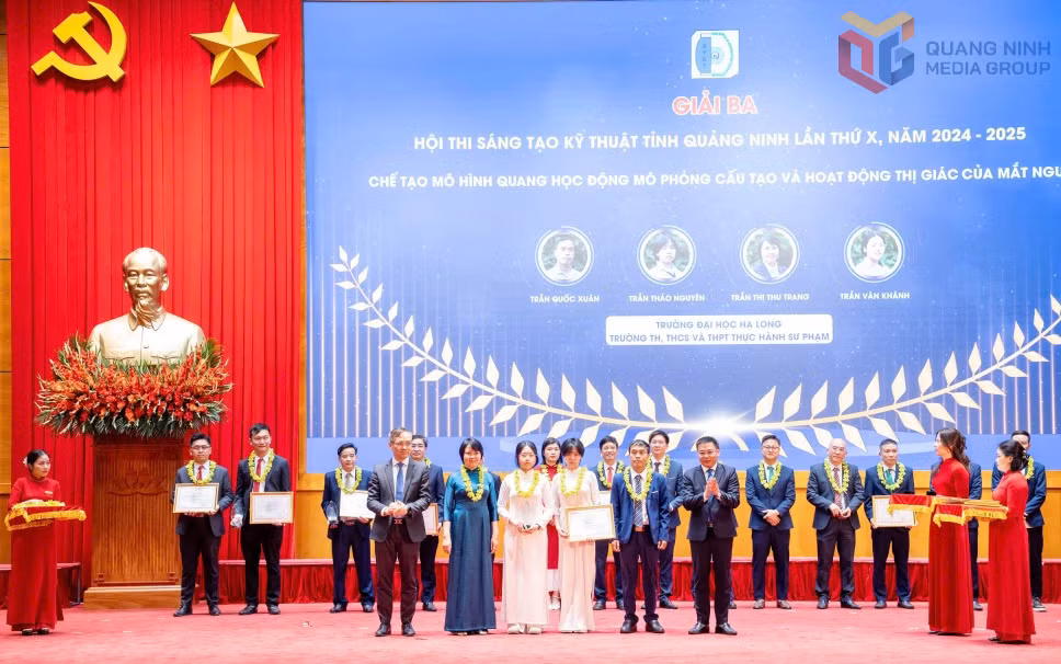 Em Trần Vân Khánh (hàng đầu, thứ 3 từ trái qua) đoạt giải Ba Hội thi sáng tạo kĩ thuật tỉnh Quảng Ninh lần thứ X.