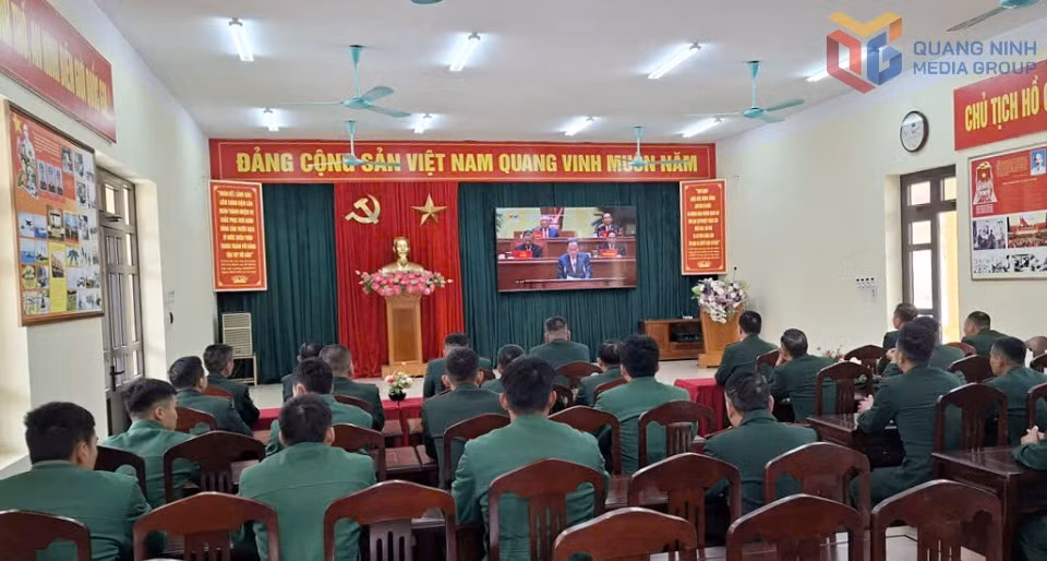 Cán bộ, chiến sĩ đảo Trần (Ban Chỉ huy Bộ đội biên phòng tỉnh) theo dõi truyền hình trực tiếp lễ bế mạc Đại hội đại biểu toàn quốc lần thứ XIV của Đảng.