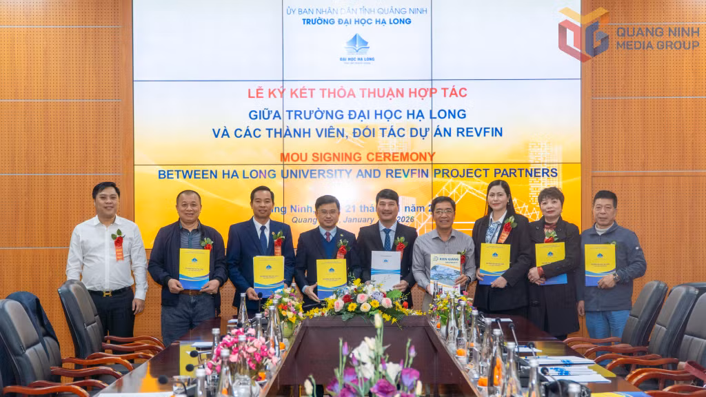 Lễ ký kết biên bản ghi nhớ hợp tác giữa các trường thành viên Dự án REVFIN và các đối tác doanh nghiệp về việc thúc đẩy mạng lưới kinh tế tuần hoàn.