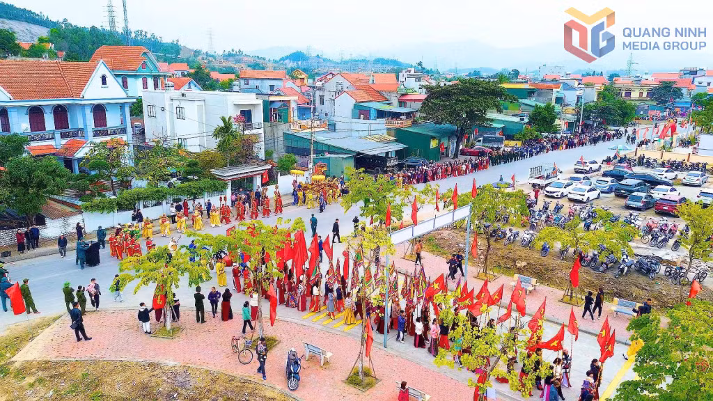 Quang cảnh nghi thức rước thần từ đình trở lại nghè.