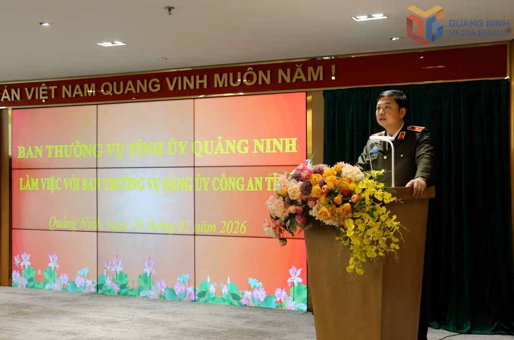 Thiếu tướng Nguyễn Tiến Trung, Giám đốc Công an tỉnh báo cáo tại buổi làm việc.