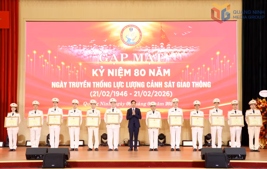 Thừa ủy quyền, đồng chí Vũ Văn Diện, Phó Chủ tịch Thường trực UBND tỉnh trao Bằng khen của UBND tỉnh cho các tập thể, cá nhân.