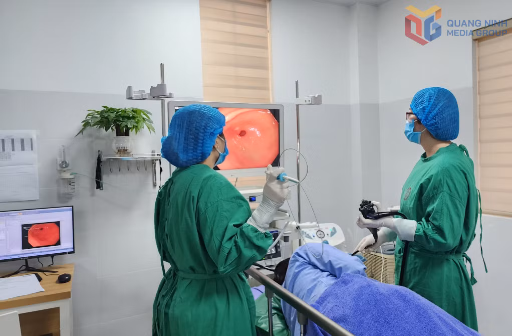 Kíp y, bác sĩ Bệnh viện Việt Nam - Thụy Điển Uông Bí thực hiện nội soi can thiệp, ứng dụng thiết bị hiện đại trong chẩn đoán và điều trị.