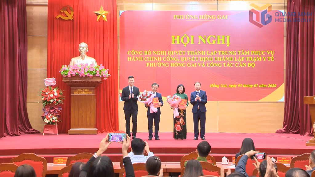 Công bố thành lập Trung tâm Phục vụ hành chính công, quyết định thành lập trạm y tế phường Hồng Gai.