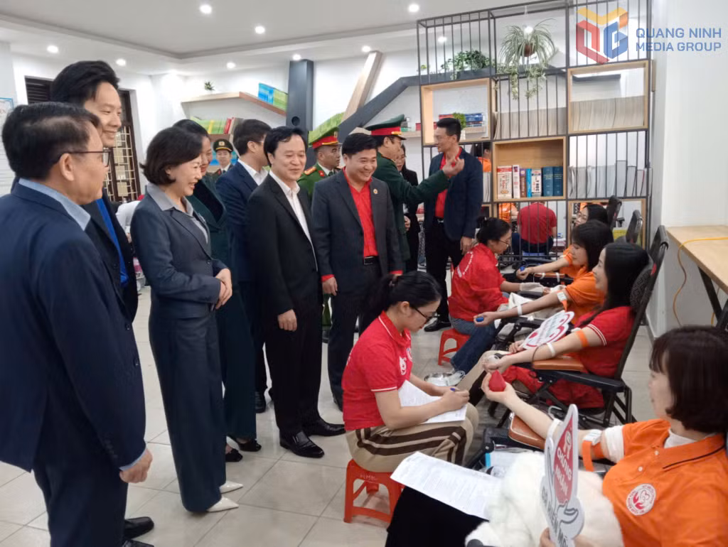Các đại biểu động viên các tình nguyện viên hiến máu.