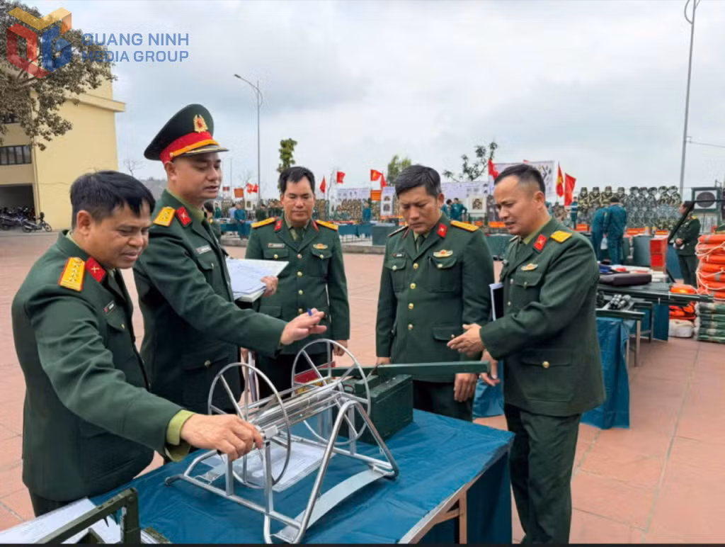 Trung tá Nguyễn Văn Cảnh (thứ hai từ trái sang) tham gia việc chấm điểm tại Hội thi sáng kiến cải tiến mô hình học cụ năm 2026.