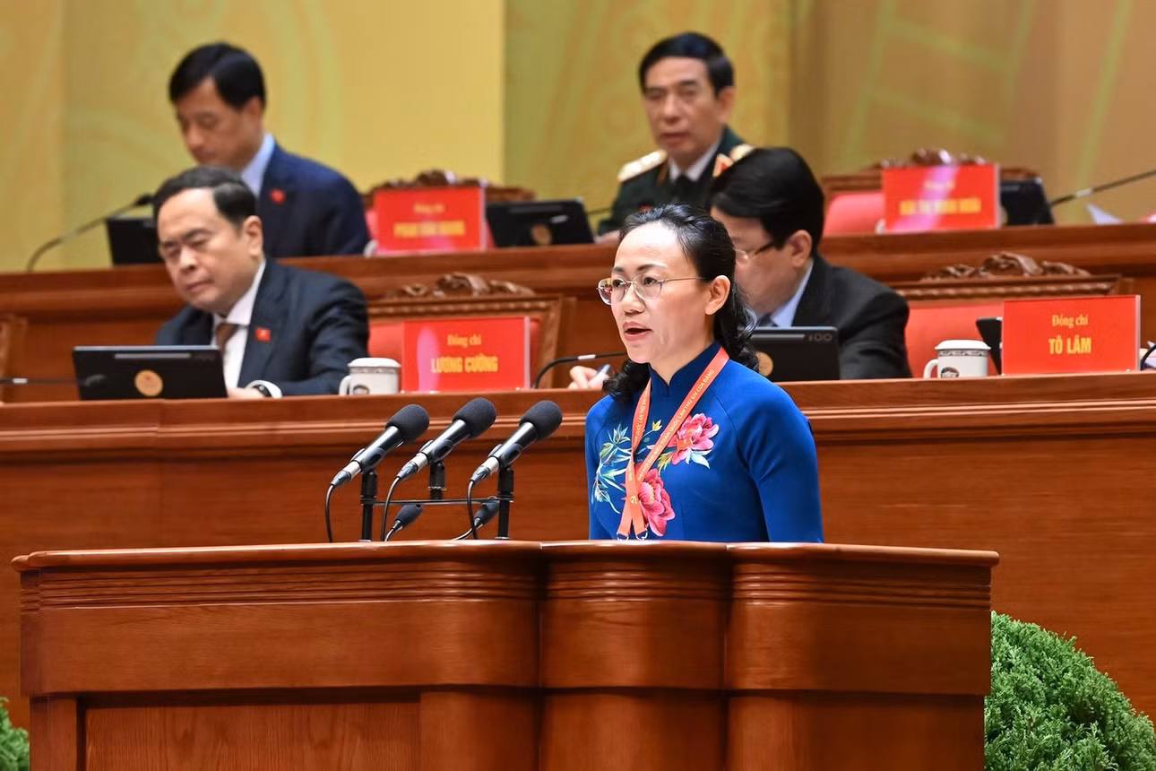 Đồng chí Lê Ngọc Hân, Bí thư Đảng ủy đặc khu Cô Tô tham luận tại hội trường.