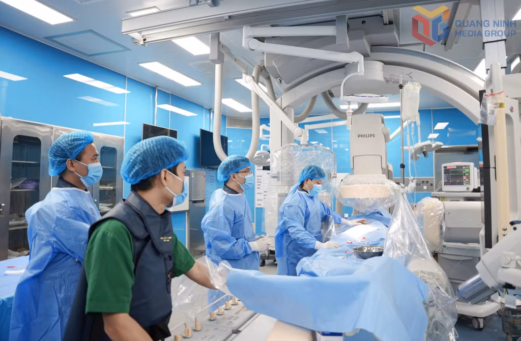 Kíp y, bác sĩ Bệnh viện Sản Nhi Quảng Ninh thực hiện can thiệp tim mạch cho bệnh nhi dưới hệ thống chụp mạch xóa nền hai bình diện (DSA).