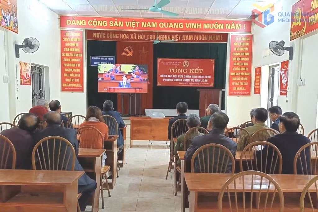 Tất cả đều theo dõi hết sức chăm chú.
