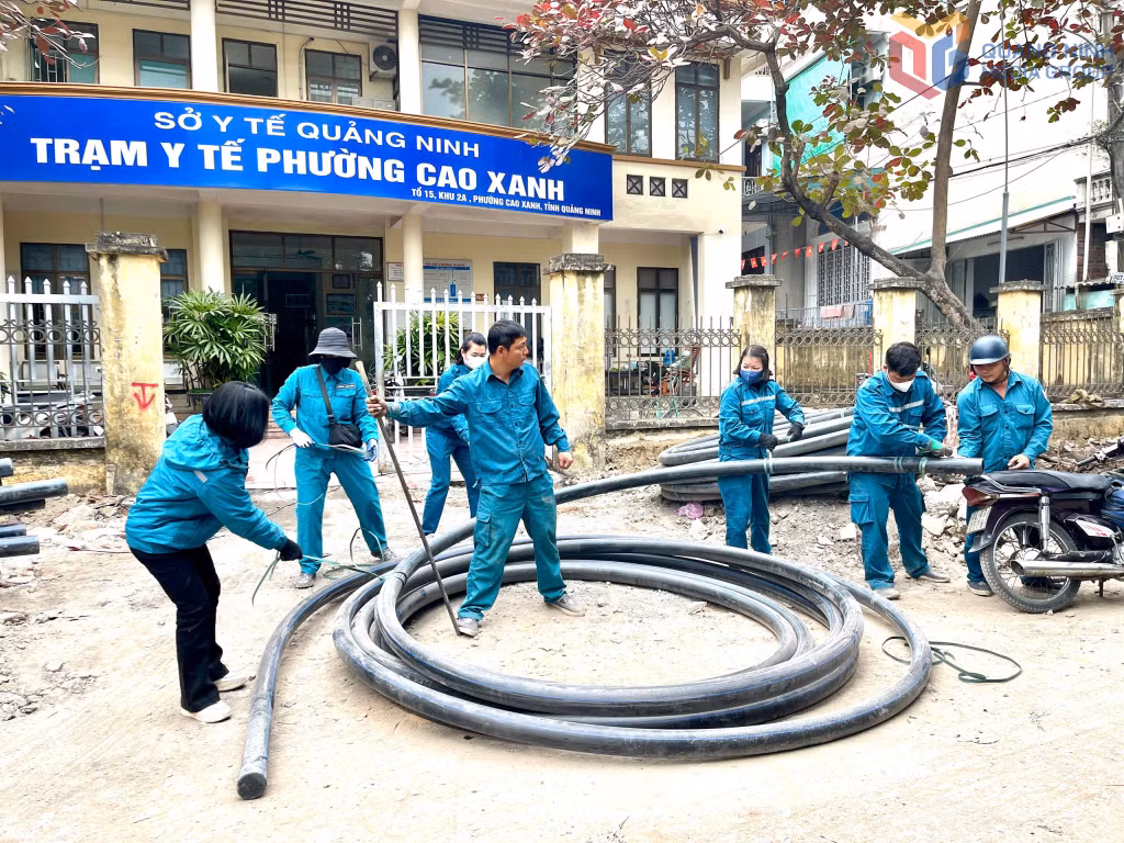 Công nhân Xí nghiệp nước Hồng Gai thi công cải tạo các tuyến ống trên địa bàn phường Cao Xanh.