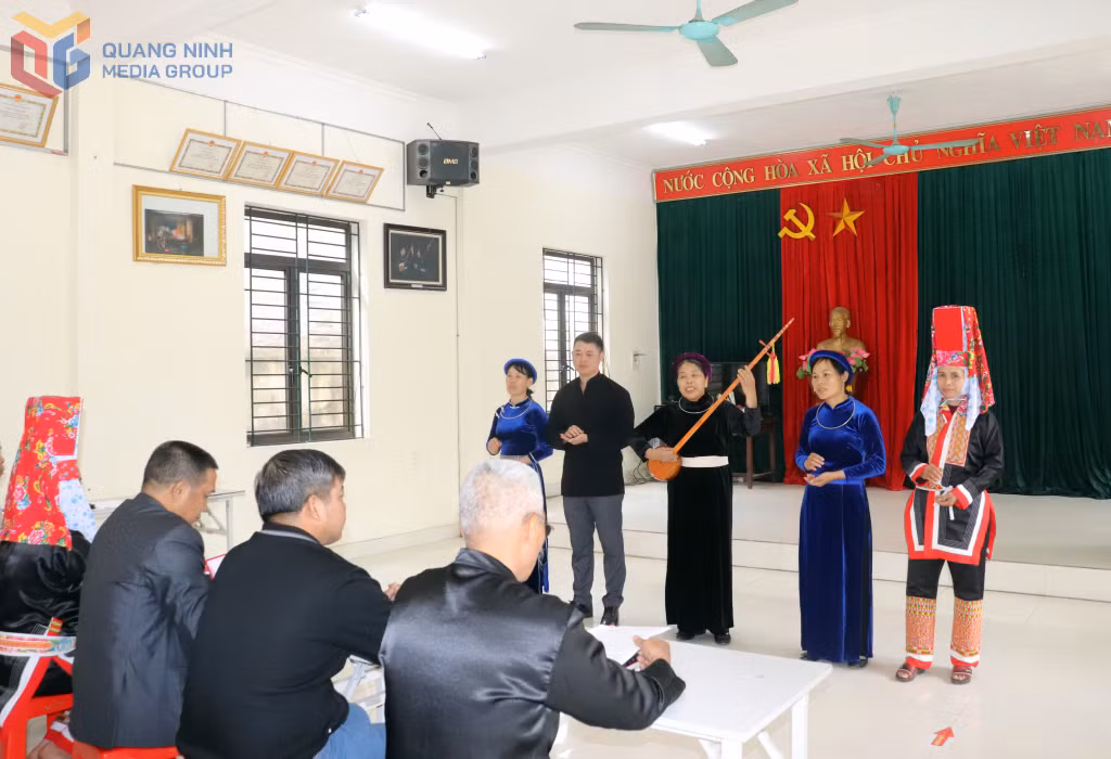 Người dân thôn Đồng Thắng (xã Hoành Mô) thể hiện các tiết mục văn nghệ đậm đà bản sắc dân tộc, chào mừng thành công Đại hội XIV của Đảng.&nbsp;