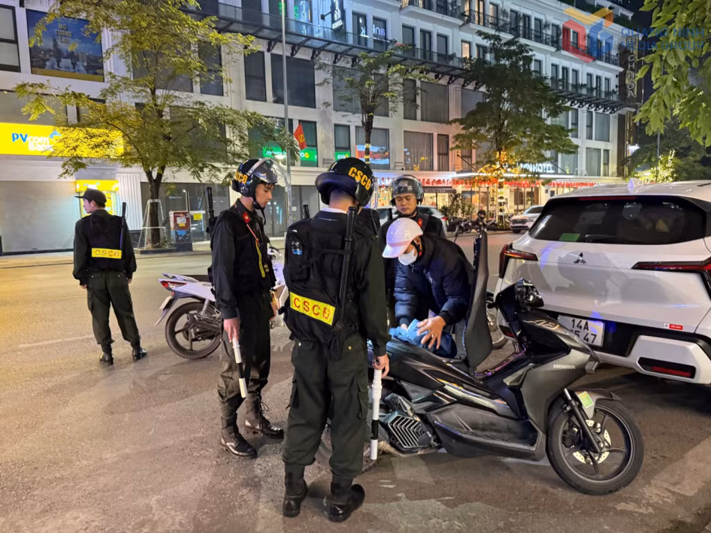 Tổ tuần tra phòng Cảnh sát cơ động (Công an tỉnh) kiểm tra, nhắc nhở người tham gia giao thông.