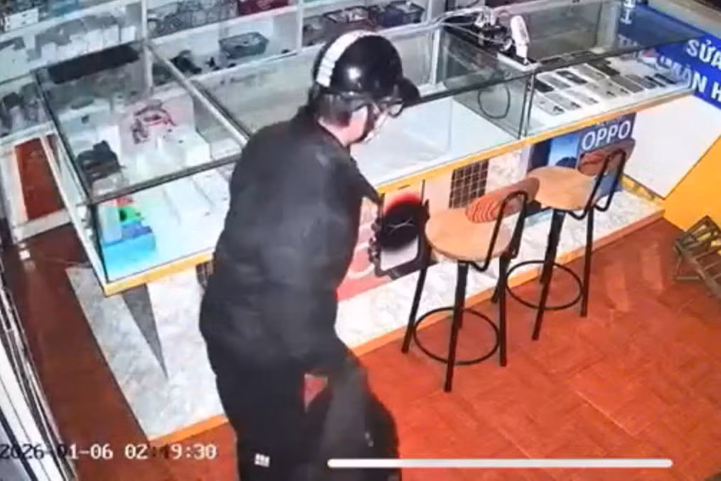 Hình ảnh đối tượng lấy trộm hàng chục chiếc điện thoại tại cửa hàng trên đường Phương Canh. Ảnh: Văn Linh