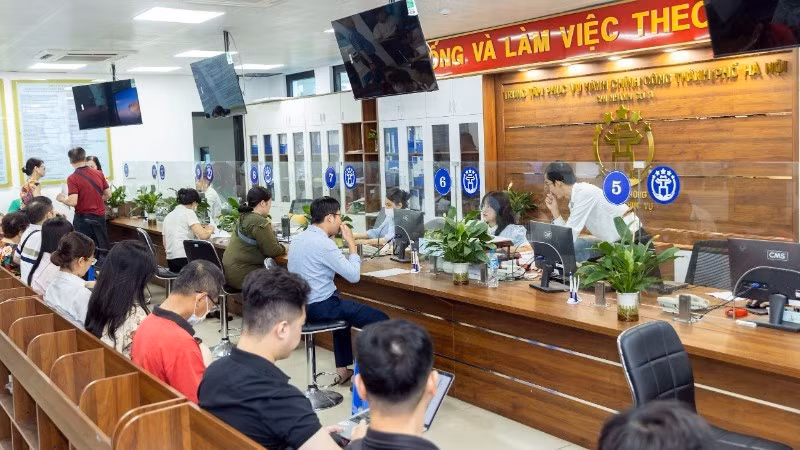 Người dân đến giải quyết thủ tục hành chính tại Trung tâm Phục vụ Hành chính công-Chi nhánh số 3-phường Đống Đa, Hà Nội.