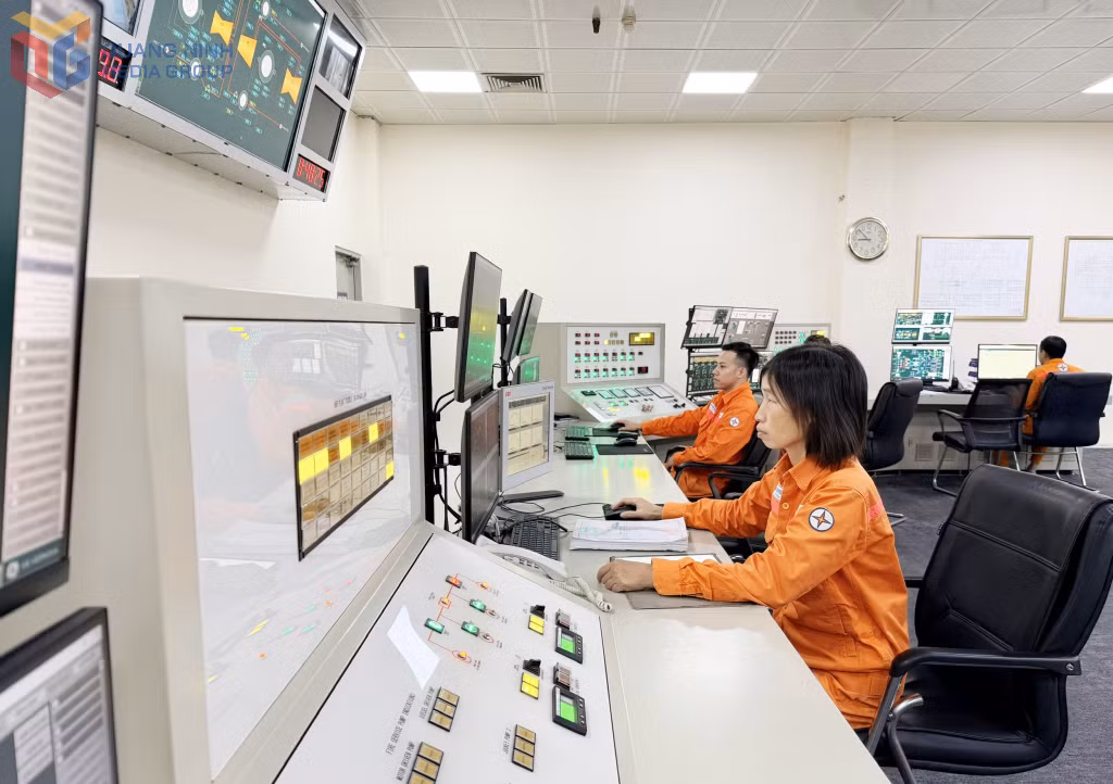 Công nhân Công ty Nhiệt điện Uông Bí duy trì trực sản xuất đảm bảo các tổ máy hoạt động ổn định.