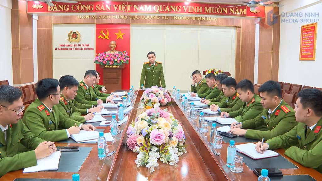 Lãnh đạo phòng Cảnh sát Kinh tế (Công an tỉnh) yêu cầu các đội nghiệp vụ tăng cường bám, nắm tình hình, đấu tranh bắt, xử lý tận gốc đối tượng cầm đầu các đường dây, ổ nhóm sản xuất hàng giả.