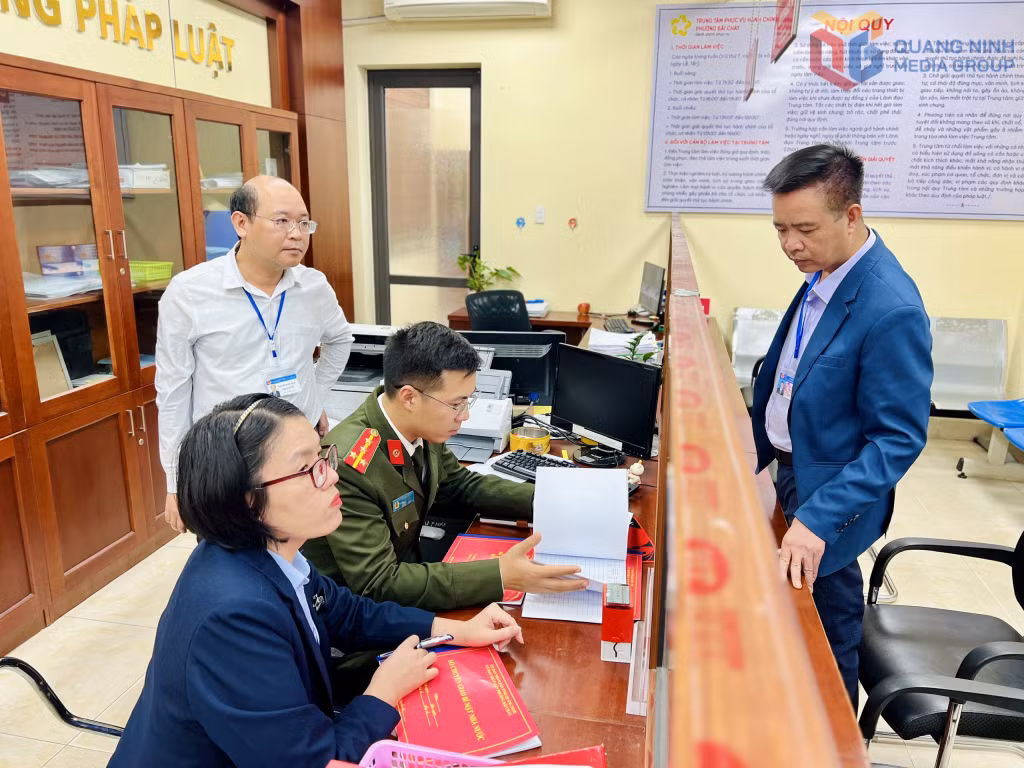 Cán bộ Phòng An ninh chính trị nội bộ (Công an tỉnh) kiểm tra công tác bảo vệ bí mật nhà nước tại UBND phường Bãi Cháy.