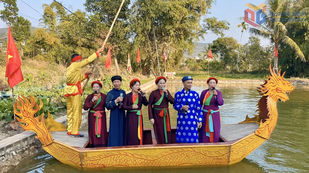 Hát dân ca trên ao làng cạnh đình.