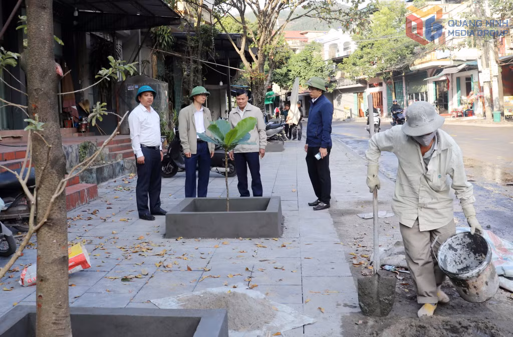 Việc cải tạo chỉnh trang vỉa hè tại khu phố 8, phường Vàng Danh sẽ hoàn thành trước Tết Nguyên đán 2026.