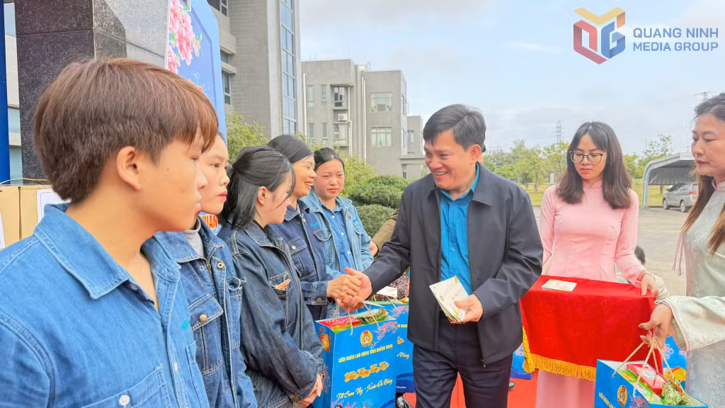 Đồng chí Nguyễn Xuân Hùng, Phó Chủ tịch Tổng LĐLĐ Việt Nam trao tặng quà Tết cho người lao động tại KCN Cảng biển Hải Hà.