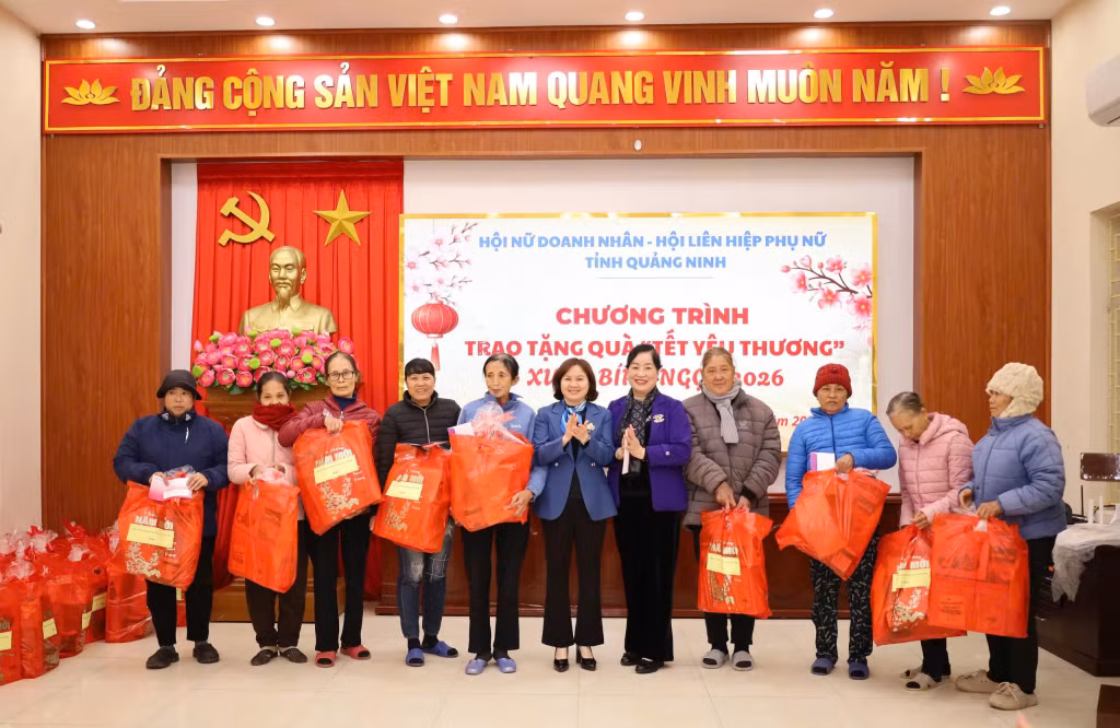 Lãnh đạo Hội LHPN tỉnh Quảng Ninh và Hội Nữ doanh nhân tỉnh trao tặng quà Tết cho hội viên phụ nữ phường Hà An nhân dịp Tết Nguyên Đán Bính Ngọ 2026.