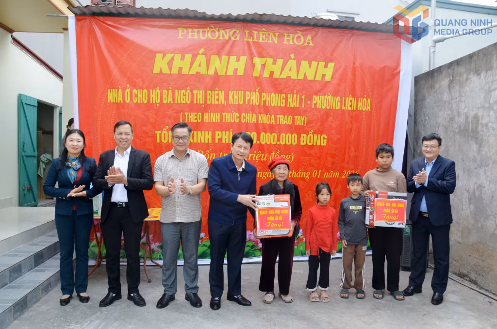 Lãnh đạo phường Liên Hòa tặng quà cho gia đình bà Biên.