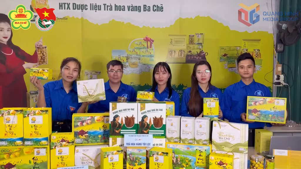 Đoàn Thanh niên xã Ba Chẽ livestream bán sản phẩm trà hoa vàng Ba Chẽ trên mạng xã hội.