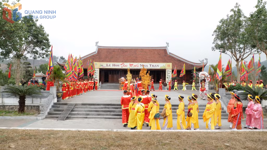 Lễ rước nước độc đáo tại Lễ hội Thái miếu nhà Trần, với ý nghĩa tri ân tổ tiên nhà Trần khởi nghiệp từ nghề chài lưới gắn với sông nước.