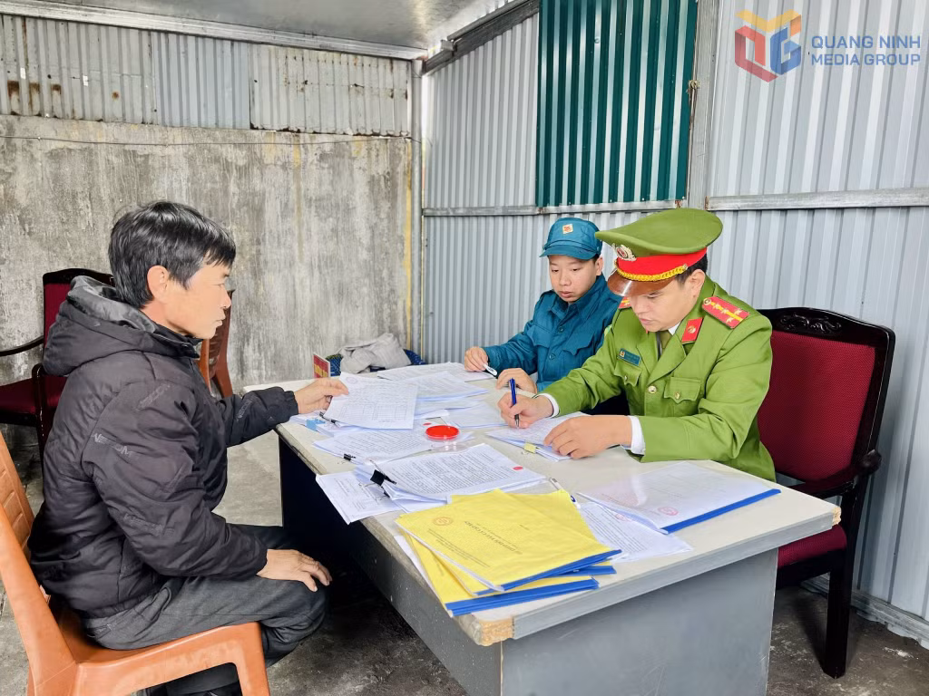 Công an và Ban CHQS phường Hà Tu phối hợp làm thủ tục cấp phép cho ngư dân.