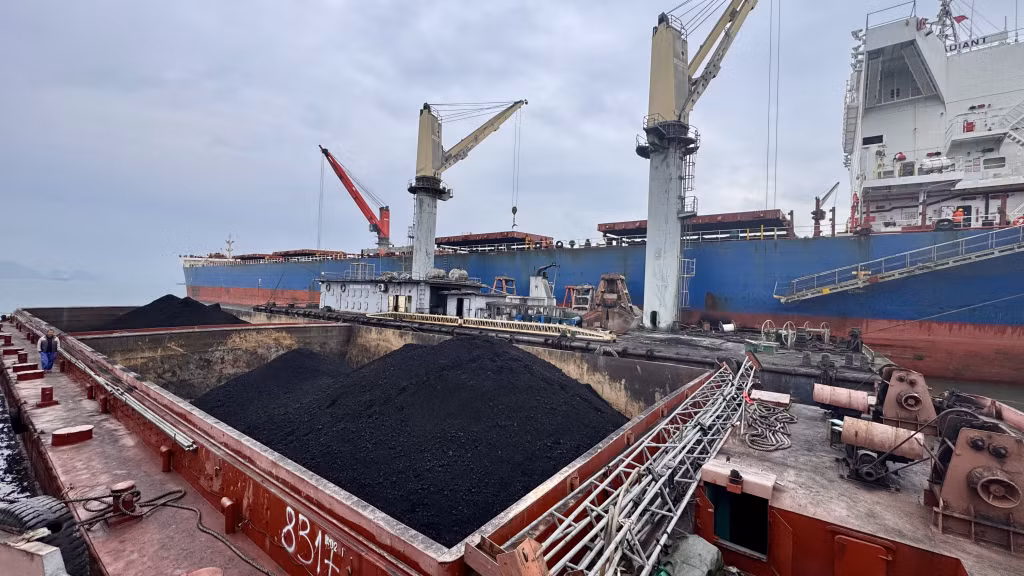 Hoạt động nhập khẩu than cũng được tập trung triển khai ngay từ những ngày đầu, tháng đầu, quý đầu; nhằm đảm bảo đủ sản lượng than phục vụ công tác phối trộn, cung cấp cho các nhà máy nhiệt điện. (Hoạt động nhập khẩu than của Công ty CP Kinh doanh Than Cẩm Phả tại điểm chuyển tải Hòn Nét, Cẩm Phả).