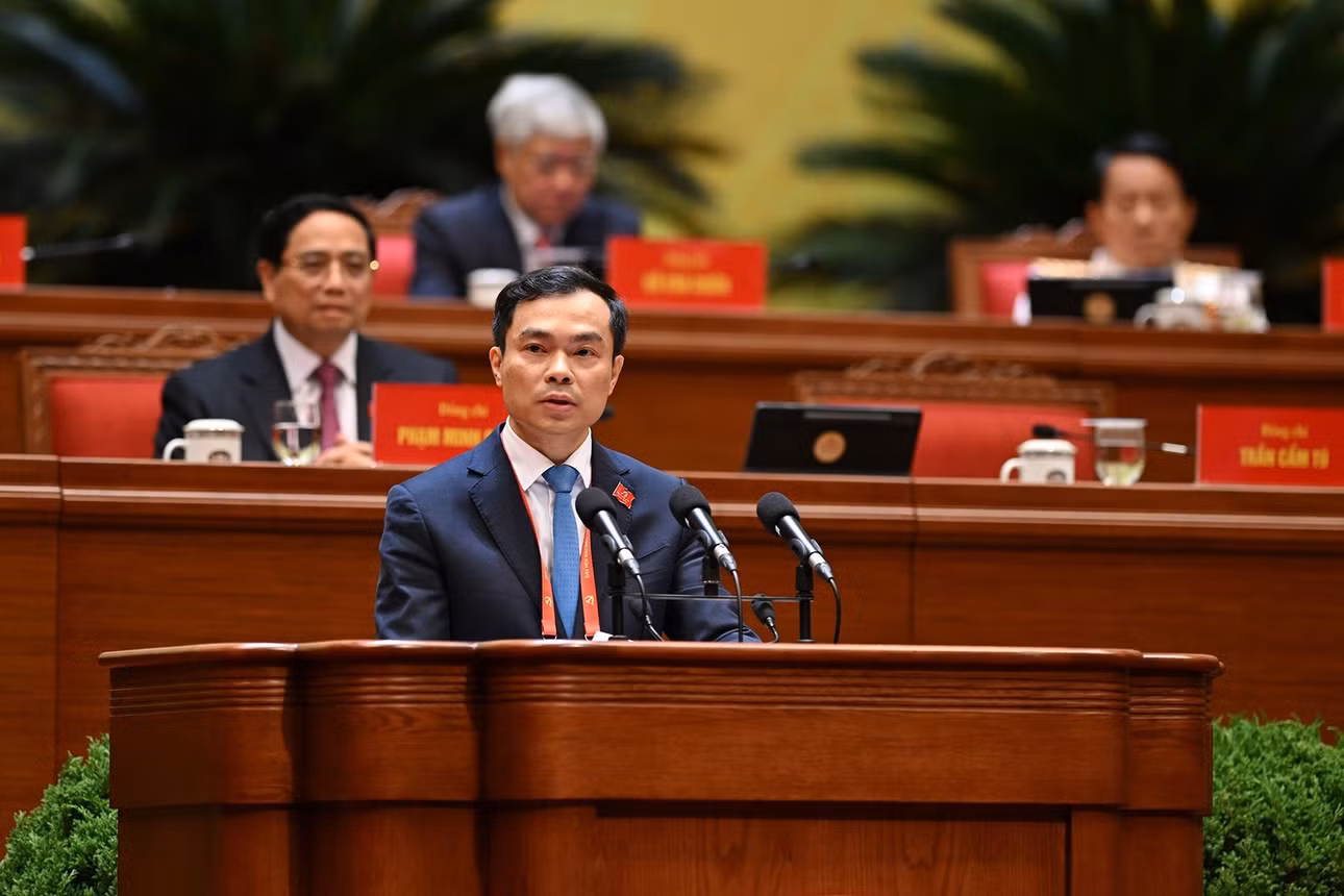 Đồng chí Nguyễn Mạnh Hùng, Phó Giám đốc Học viện Chính trị quốc gia Hồ Chí Minh tham luận tại hội trường.