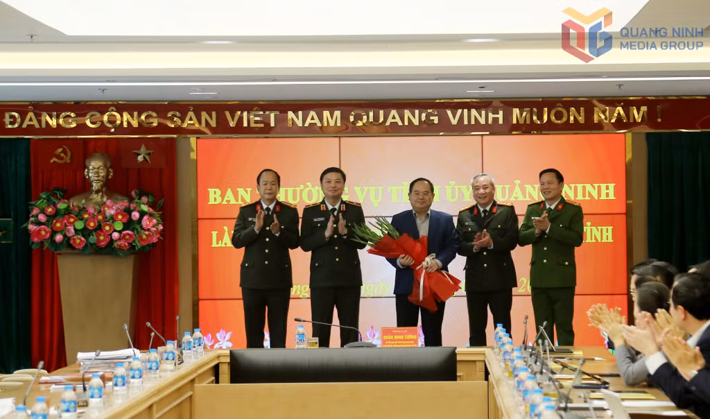 Đảng ủy Công an tỉnh tặng hoa chúc mừng đồng chí Quản Minh Cường, Bí thư Tỉnh ủy, Trưởng Đoàn ĐBQH tỉnh được tín nhiệm bầu làm Ủy viên BCH Trung ương Đảng khóa XIV.