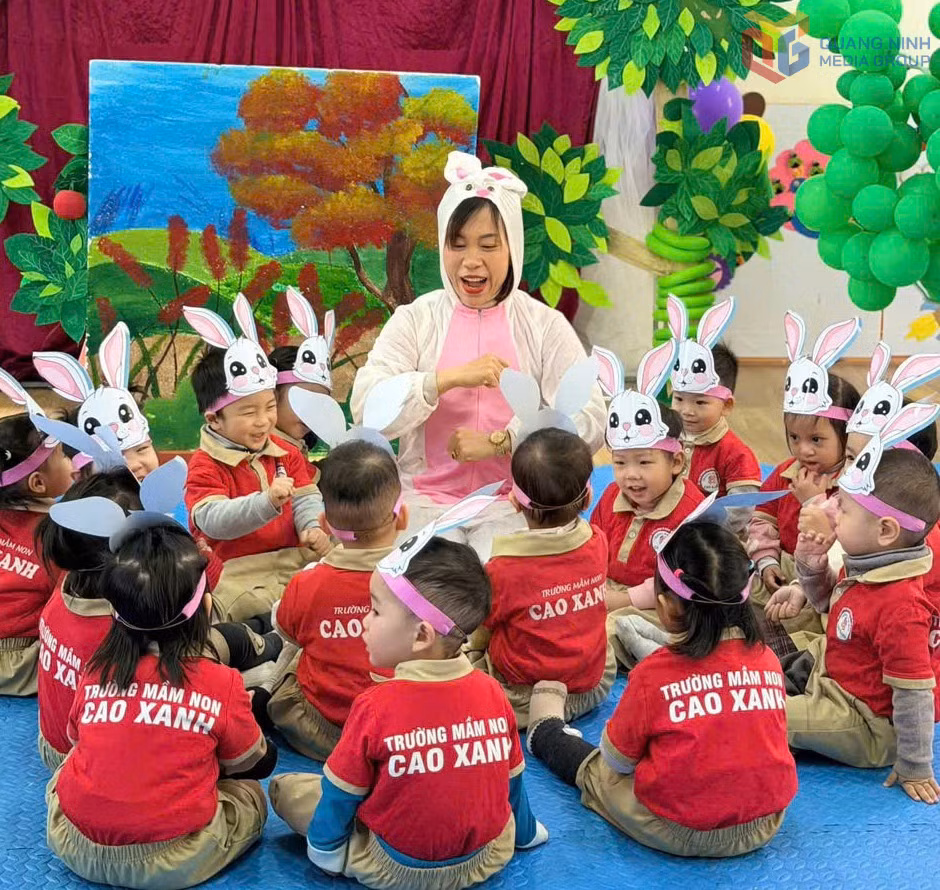 Giờ kể chuyện cho trẻ tại Trường Mầm non Cao Xanh (phường Cao Xanh).