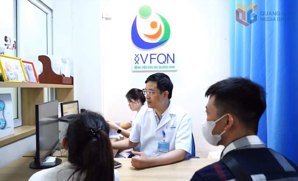 Bác sĩ Bệnh viện Sản nhi Quảng Ninh tư vấn cho gia đình về phương pháp IVF trong hỗ trợ sinh sản.