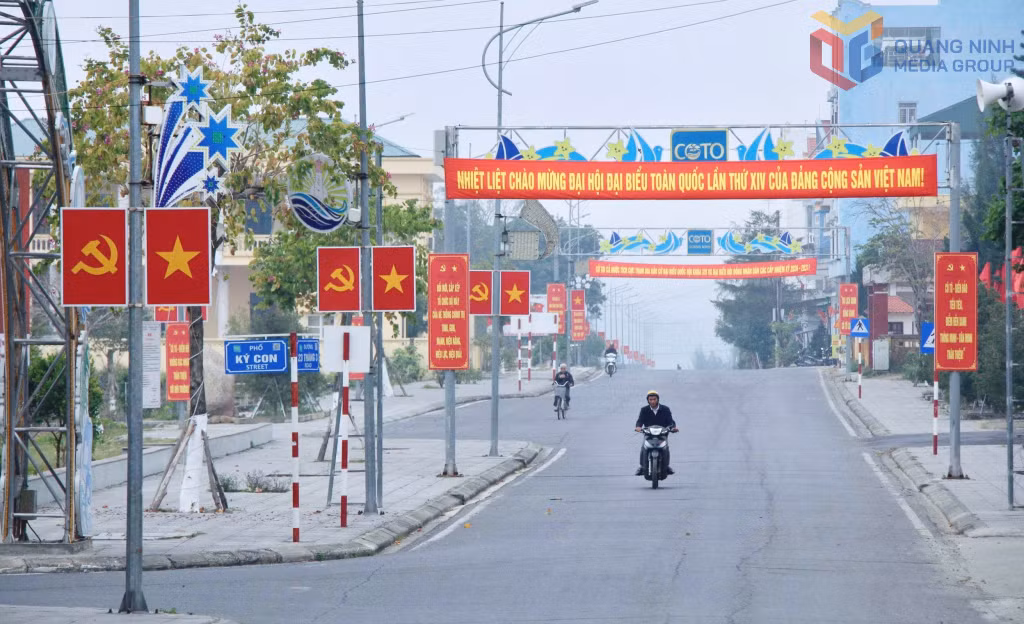 Tại đặc khu Cô Tô, các tuyến đường, con phố cũng thắm sắc cờ hoa, chào mừng Đại hội XIV của Đảng. Ảnh: Hoàng Phương (CTV)